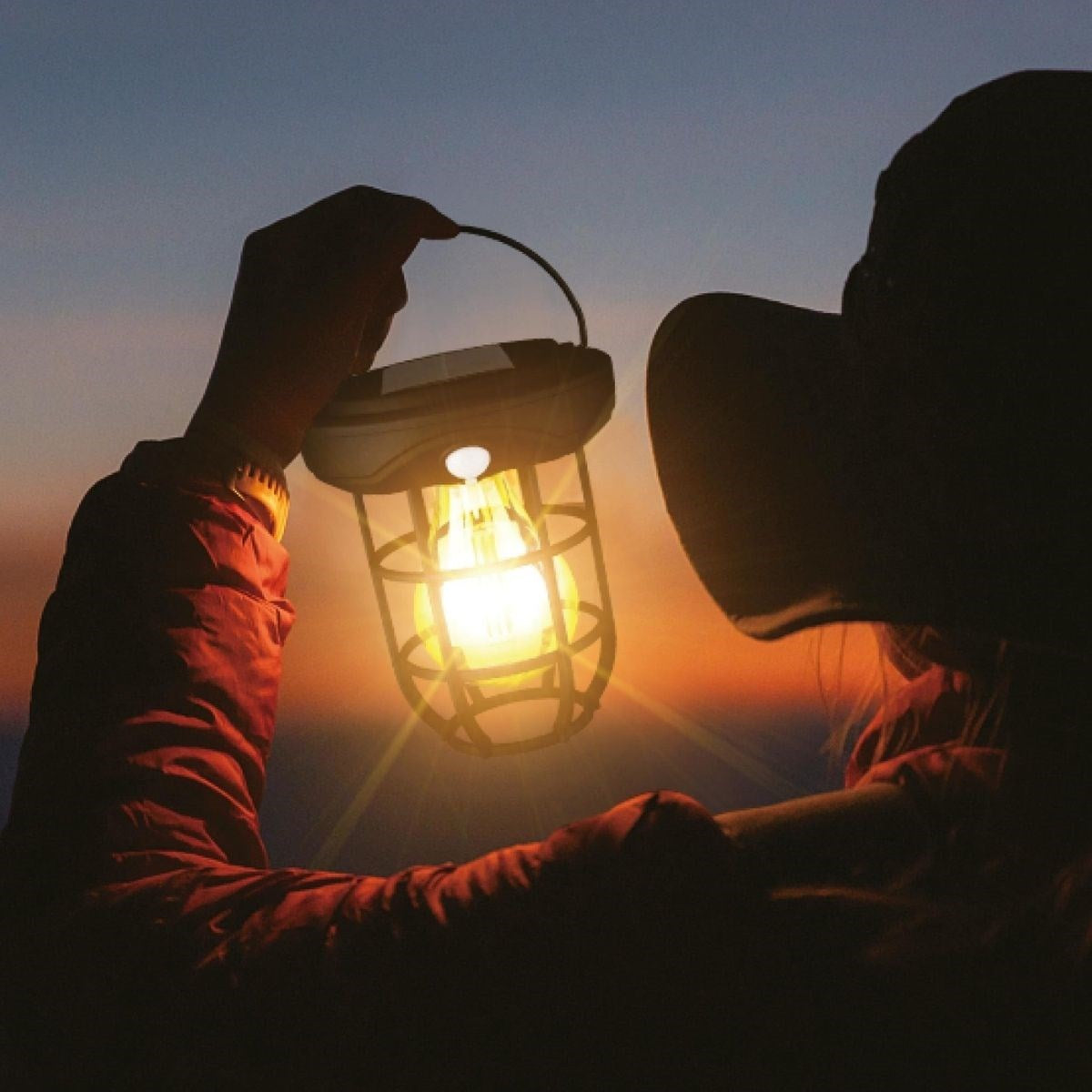 Solar Kamp Feneri – Güneş Enerjili, Otomatik Şarj ve Gece Işığı, Taşınabilir ve Asılabilir LED Dış