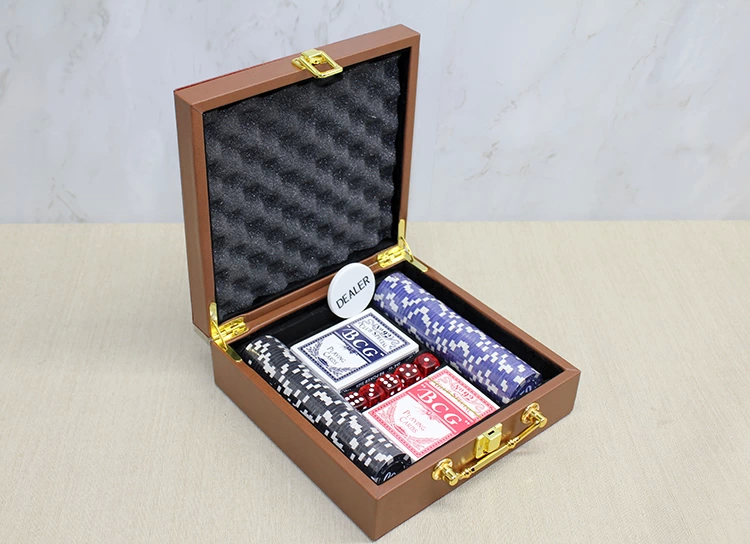 Deri Çantalı 100 Chip Ve 2 Adet İskambil Kağitına Sahip Poker Oyunu Alk4228