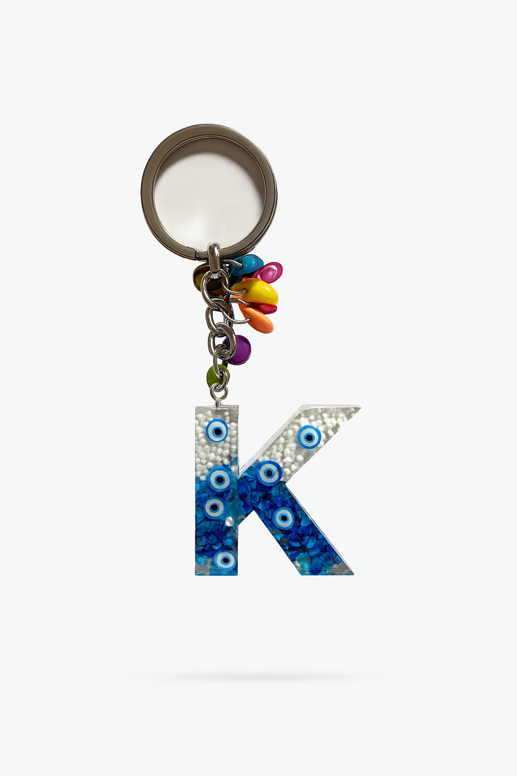 Epoksi Harf Anahtarlık – K Harfi, Nazar Boncuklu ve Renkli Charm Detaylı