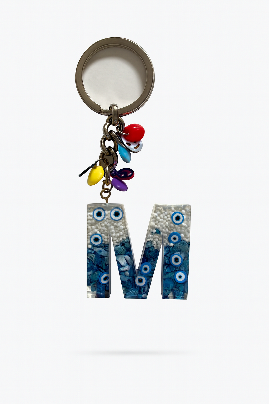 Epoksi Harf Anahtarlık – M Harfi, Nazar Boncuklu ve Renkli Charm Detaylı