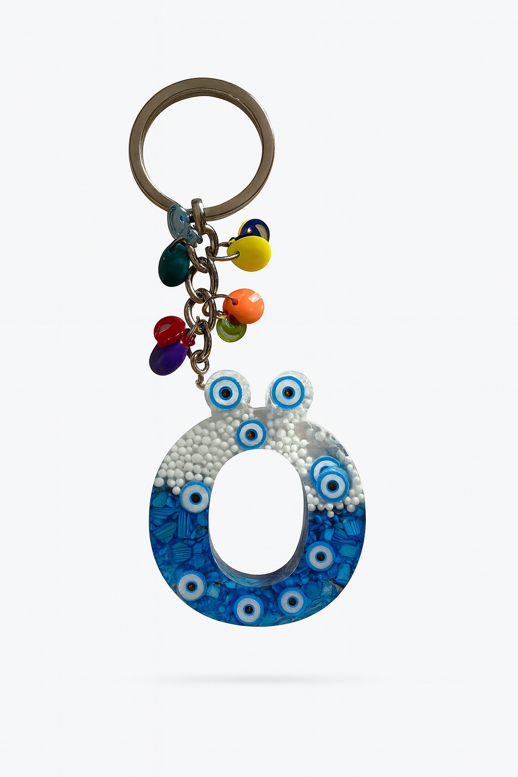 Epoksi Harf Anahtarlık – Ö Harfi, Nazar Boncuklu ve Renkli Charm Detaylı