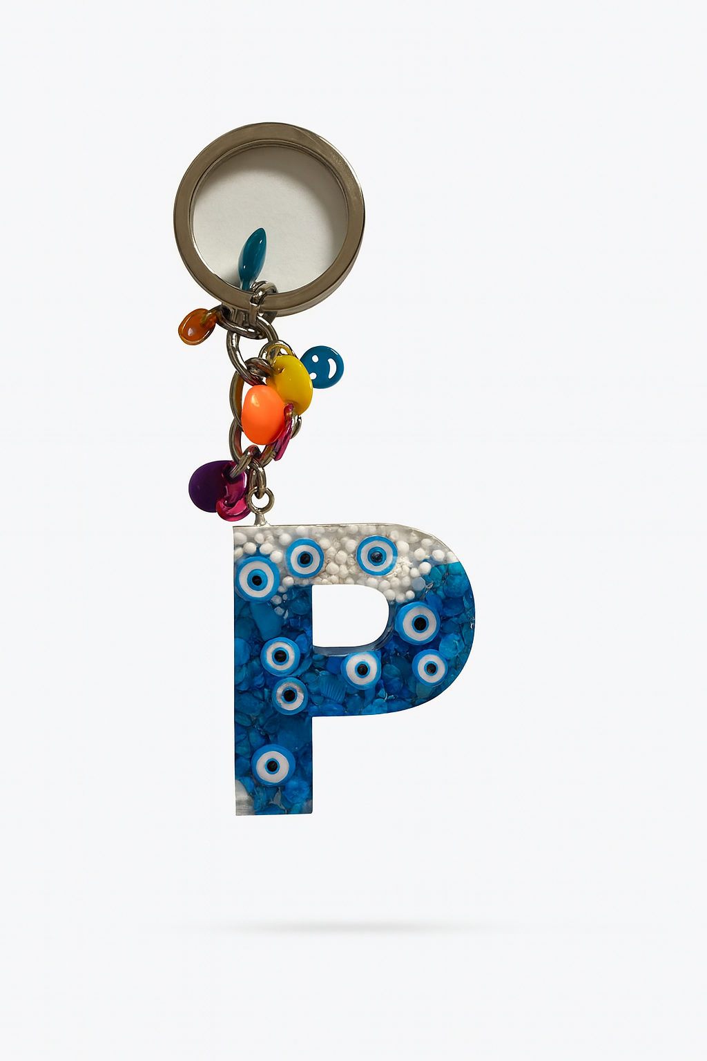 Epoksi Harf Anahtarlık – P Harfi, Nazar Boncuklu ve Renkli Charm Detaylı
