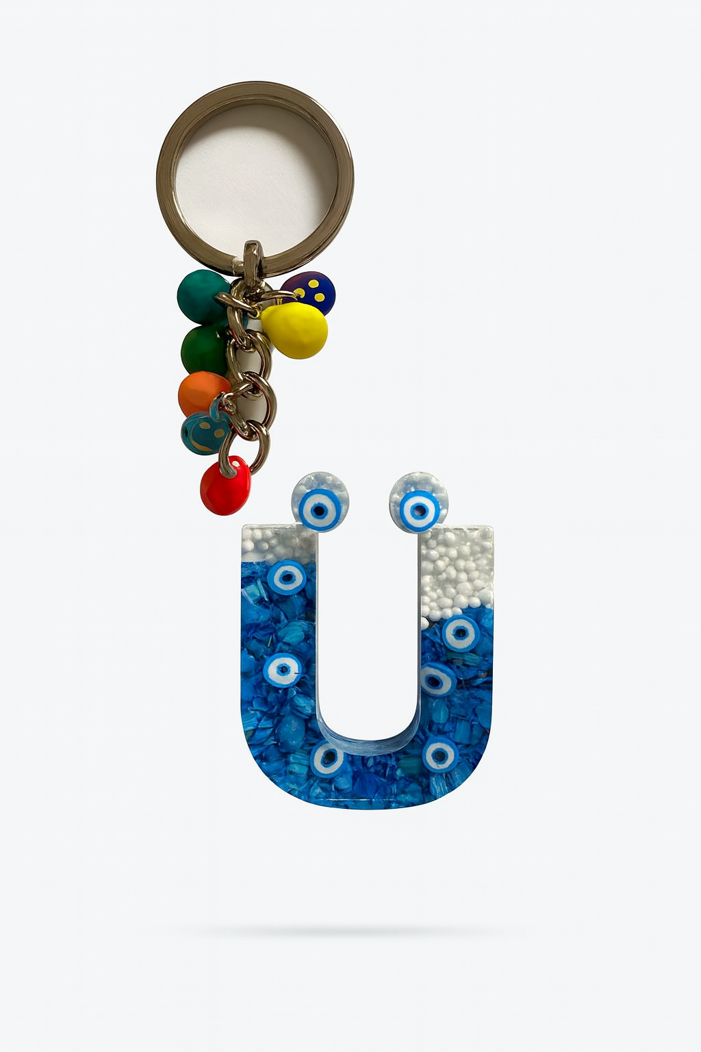 Epoksi Harf Anahtarlık – Ü Harfi, Nazar Boncuklu ve Renkli Charm Detaylı